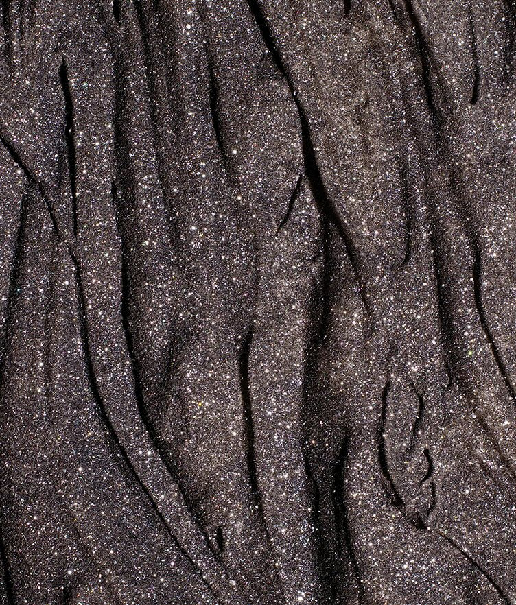 Close-up of Edible Glitter Dust – Blackout showcasing its sparkling black texture