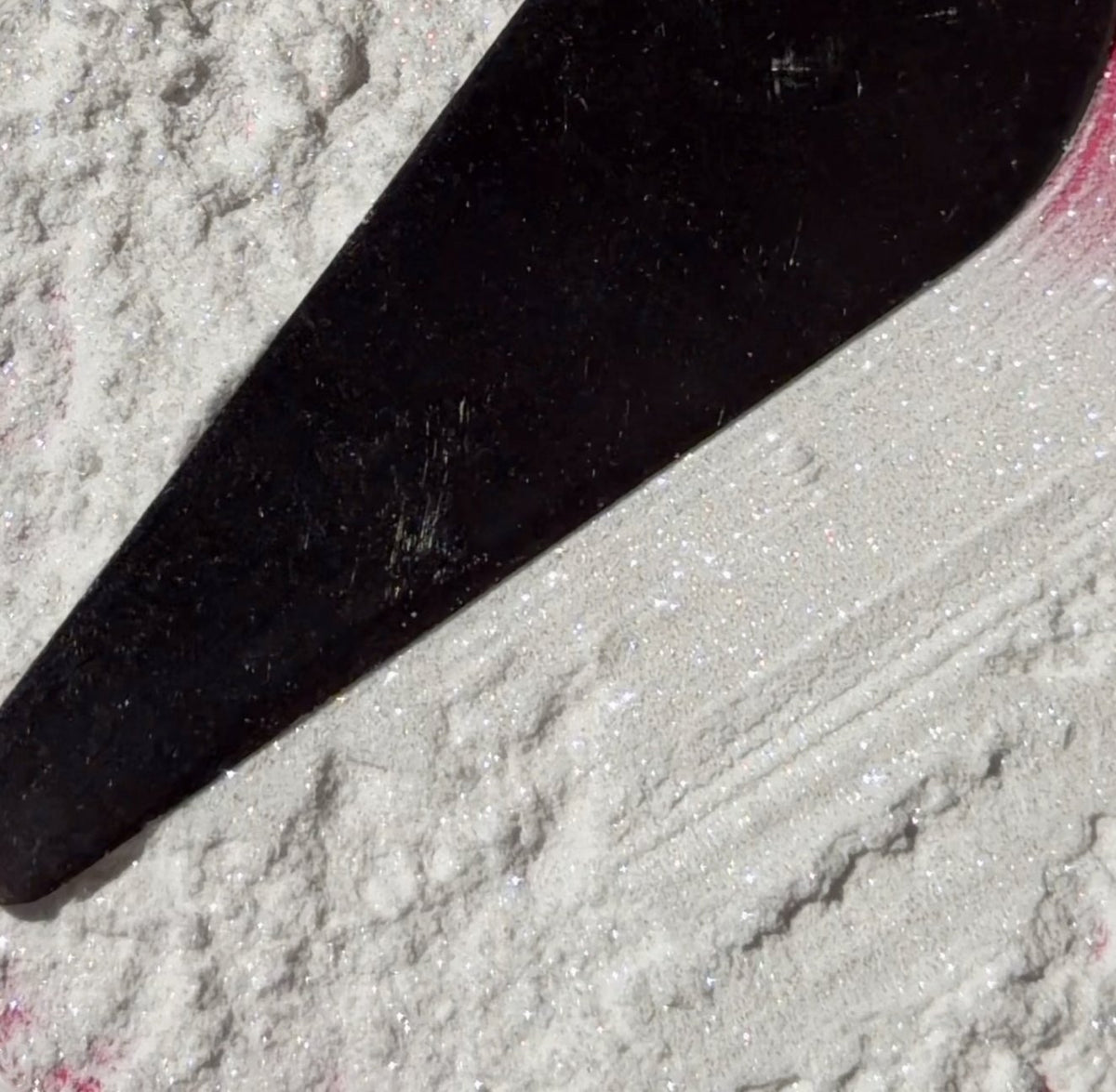 Spatula spreading PiiPER edible glitter dust