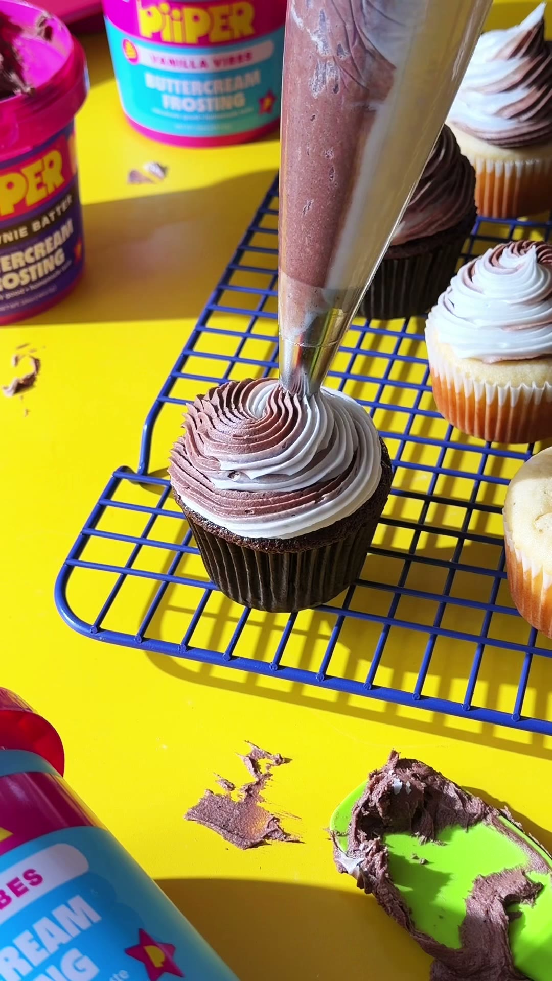 How to make a two-toned buttercream swirl